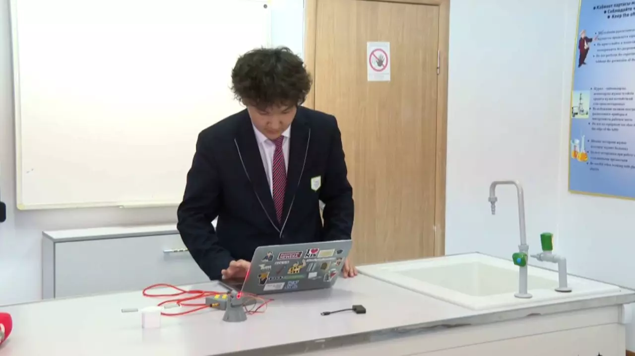 Оқушылар лазер арқылы ақпарат жеткізеді