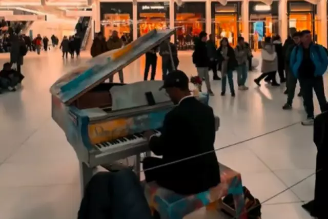 «Көзімнің қарасы» Нью-Йорктің қақ ортасында шырқалды (ВИДЕО)