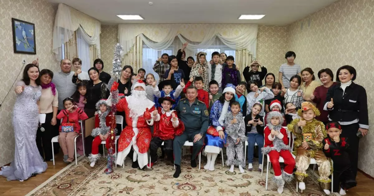  Ұлттық ұлан балалар үйінің тәрбиеленушілерін Жаңа жылмен құттықтады 