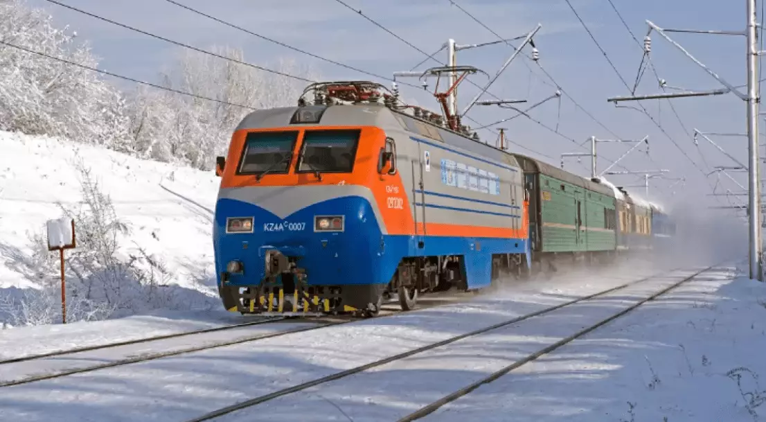 Порядка 50 тысяч казахстанцев встретят Новый год в поездах