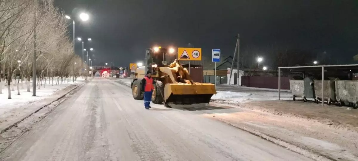 Гололед и метели: в Астане усилили работу коммунальных служб