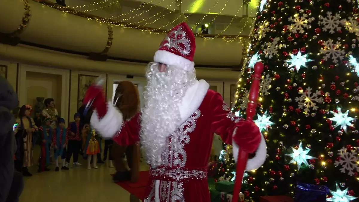 Алматыда балалар үйінің тәрбиеленушілеріне арналған дәстүрлі жаңа жылдық шырша өтті