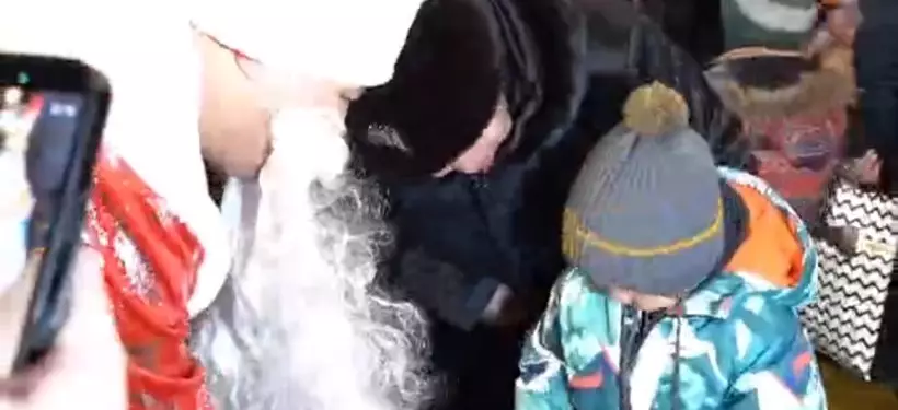 Дед Мороз и Снегурочка поздравляли юных пассажиров поездов на казахстанском вокзале