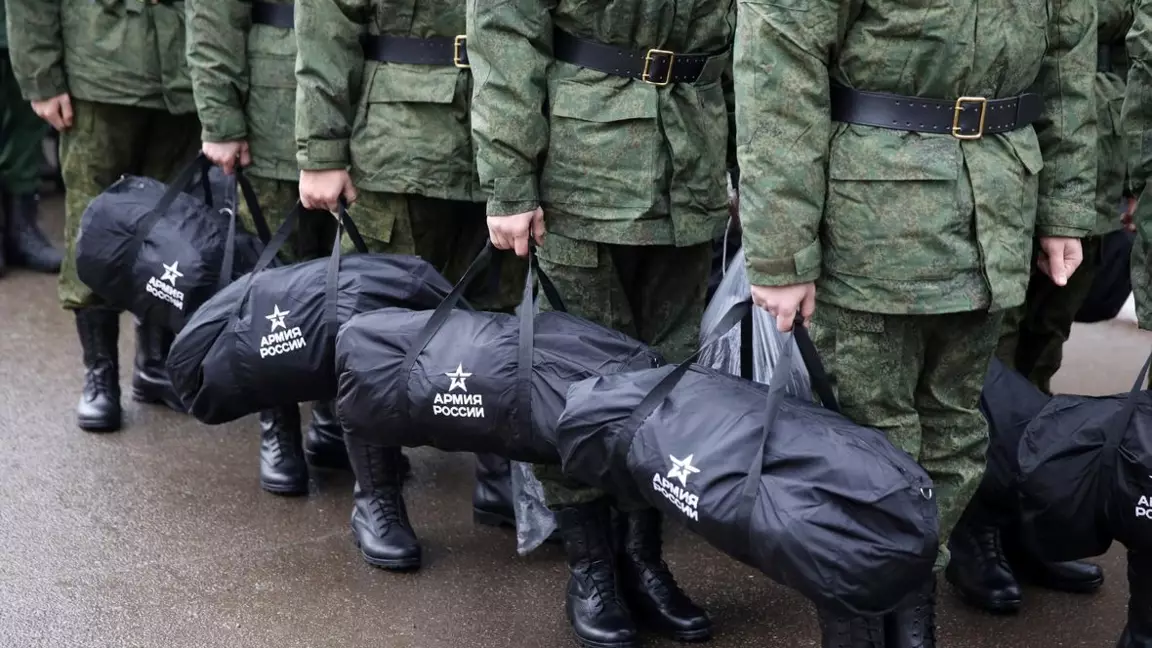 Ресейден қашып келген әскери қызметші бірнеше күннен бері Астана әуежайында түнеп жүр