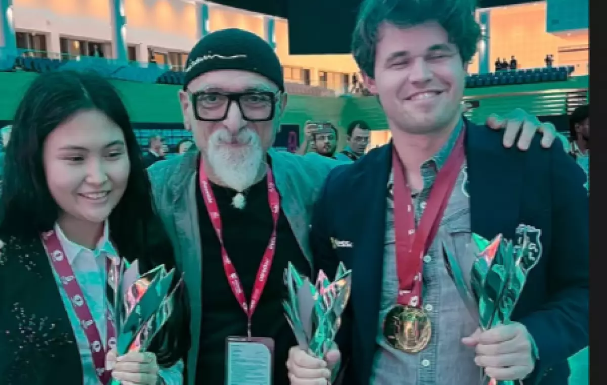 Два победителя: Бибисара Асаубаева и Магнус Карлсен появились на общем фото