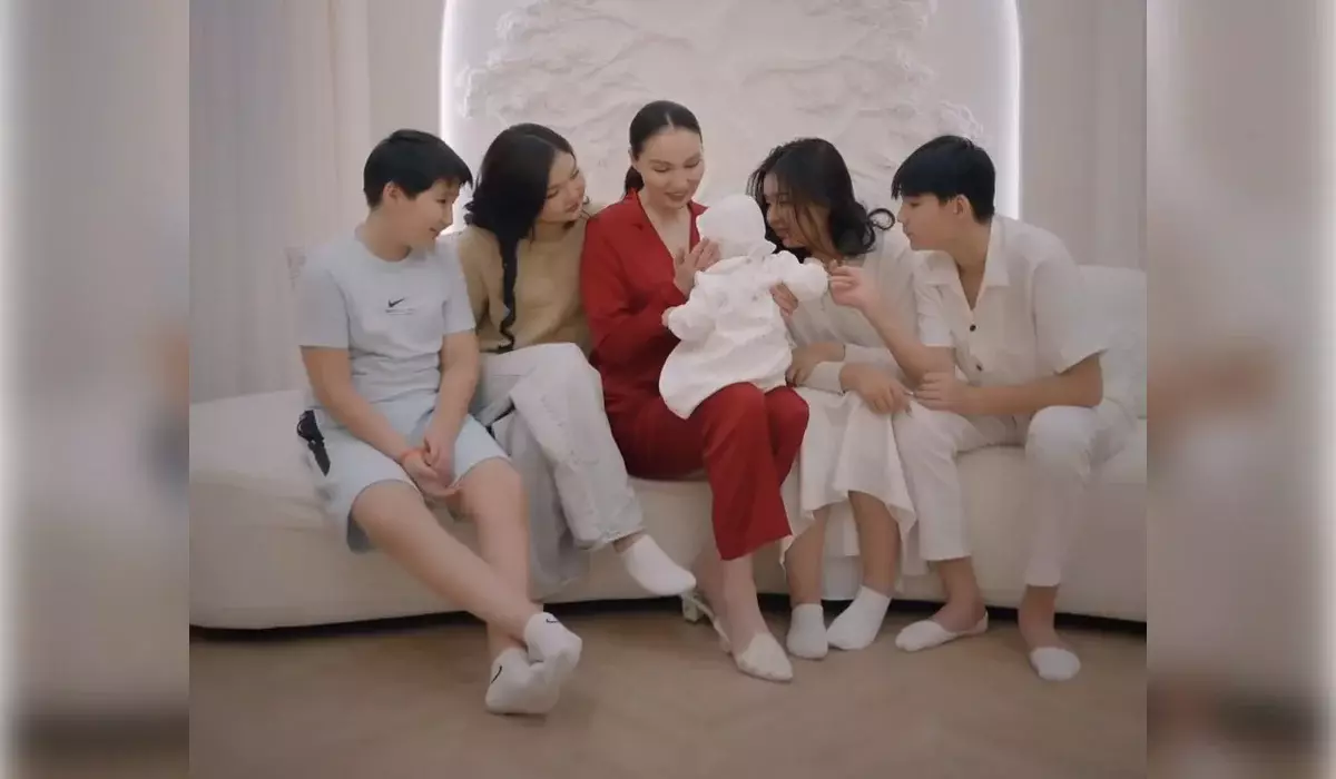 «Почему нет Кайрата?»: новогоднее поздравление Жулдыз Абдукаримовой вызвало дискуссию в Казнете