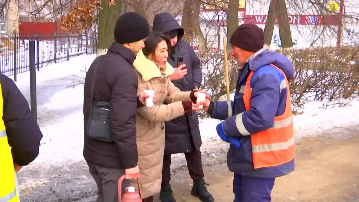 Горячий чай и пирожки: в Уральске волонтеры поддерживают работников коммунальных служб