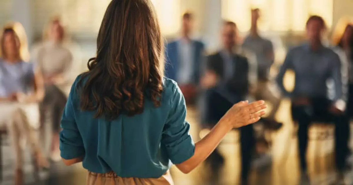  Сөйлегенде көп кідіретін адамдар білімсіз болып көрінеді – зерттеу 