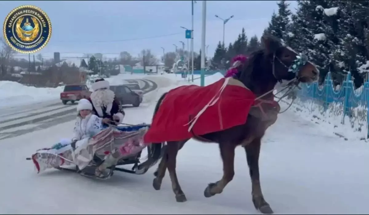 Абай облысында Аяз ата мен Ақшақар ат-шанамен келді (ВИДЕО)