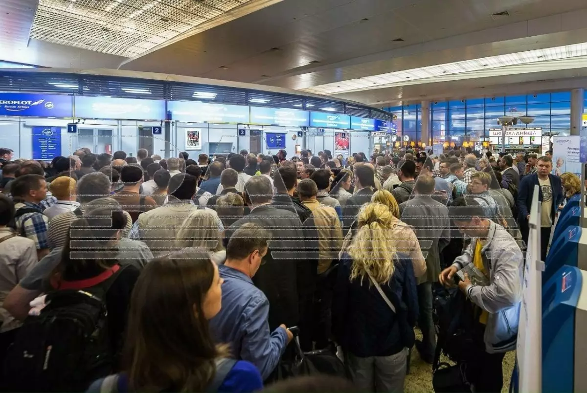 Сотни пассажиров застряли в аэропортах России накануне Нового года