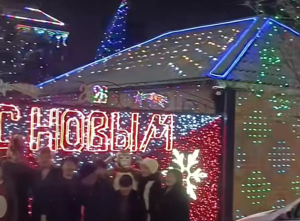 Сказочно украшенный дом на Новый год в Алматинской области покорил казахстанцев