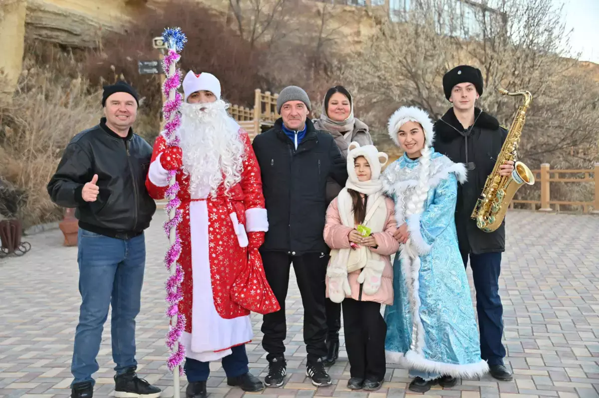 Военные моряки поздравили жителей Актау с Новым годом - новости на Lada.kz 31.12.2025
