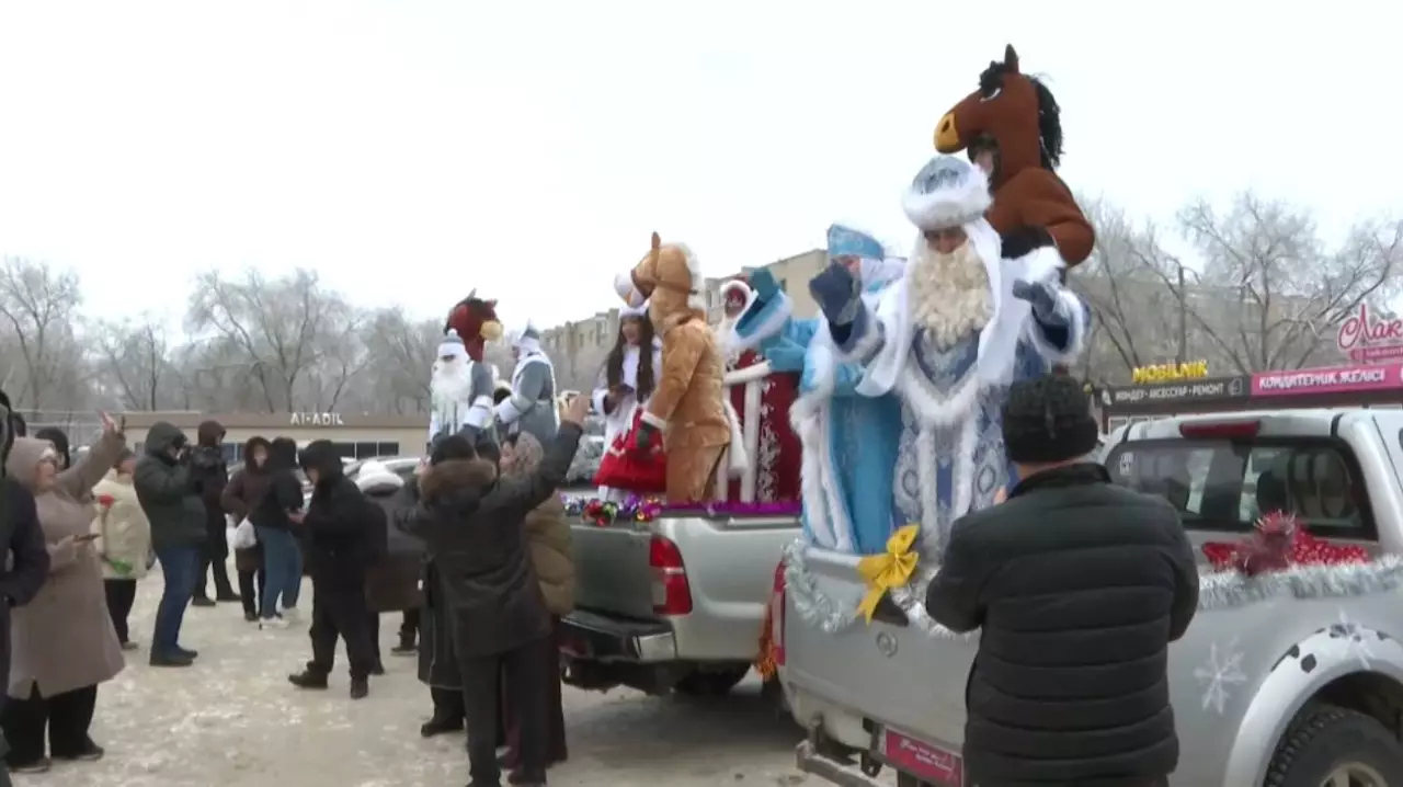 Караваны сказочных персонажей создают новогоднее настроение в Актобе