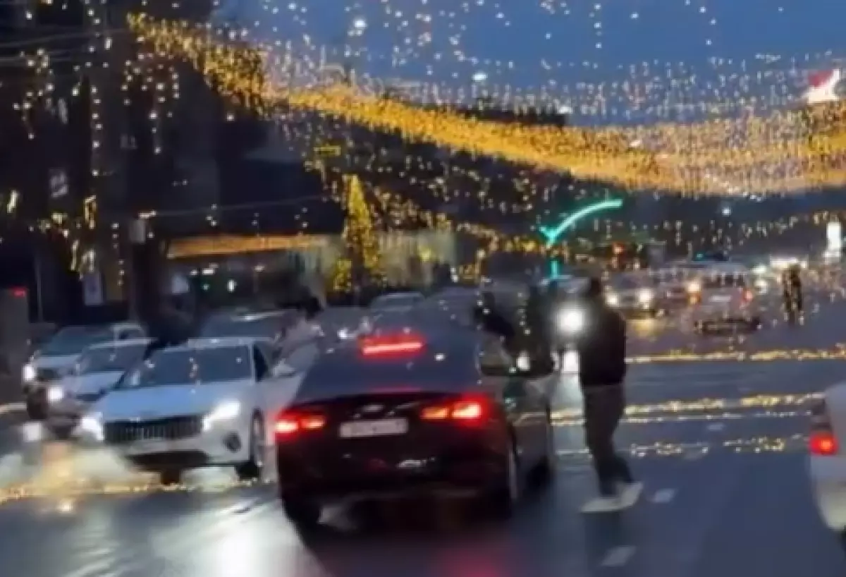 Новогодние украшения перегородили дорогу в Шымкенте (ВИДЕО)