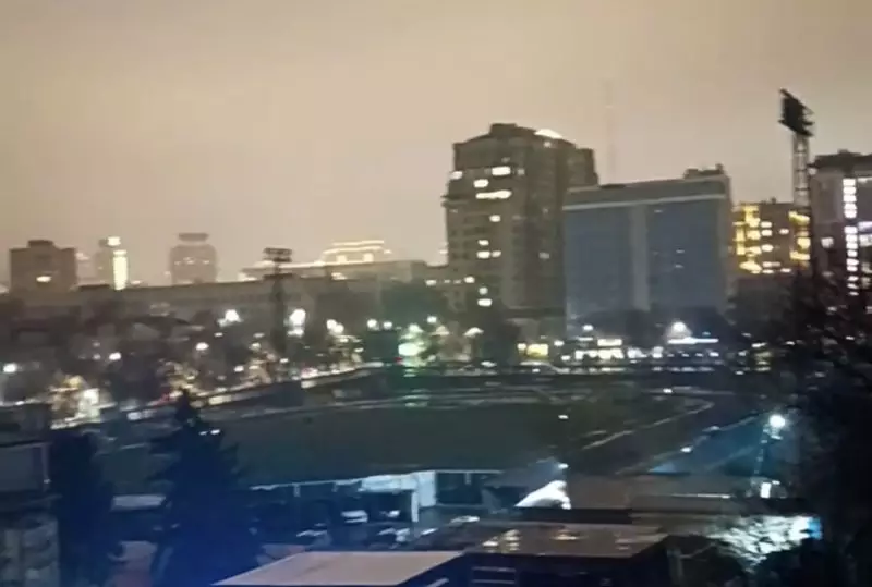 Новый год без снега: Алматы накрыл сильный дождь