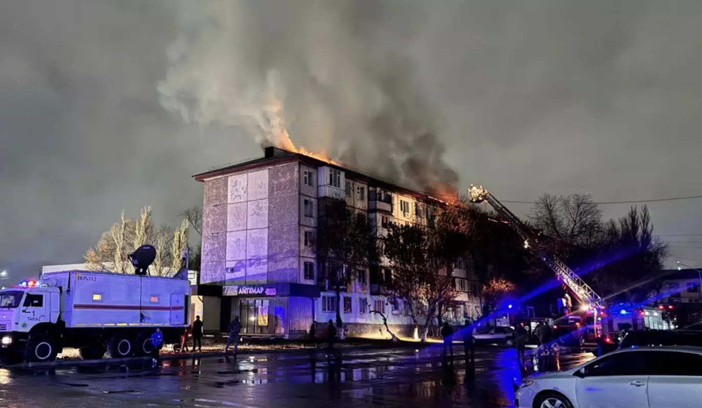 Крупный пожар произошел в Таразе – загорелась кровля жилой пятиэтажки