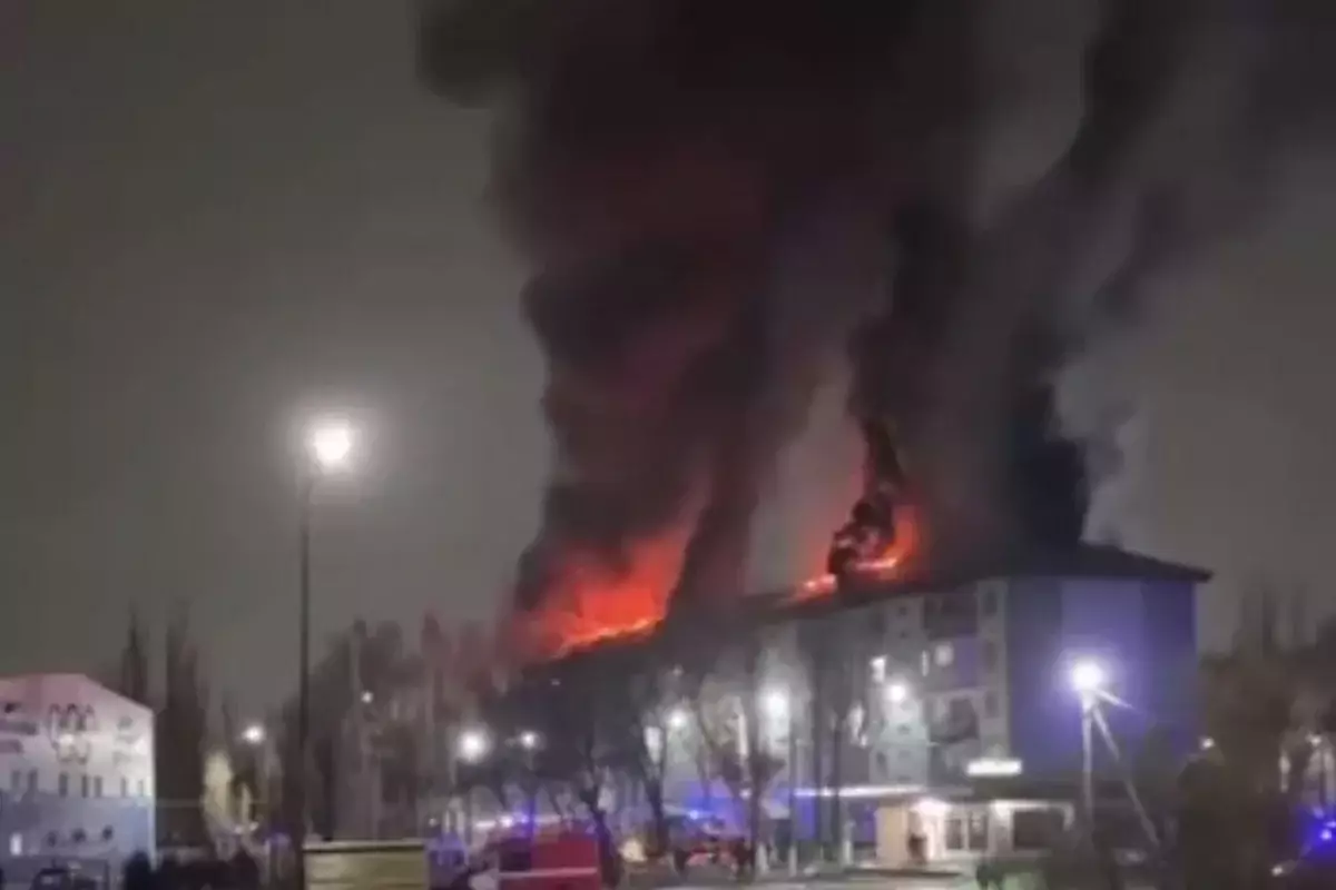 Пожар накануне Нового года: крыша жилой пятиэтажки горела в Таразе (ВИДЕО)