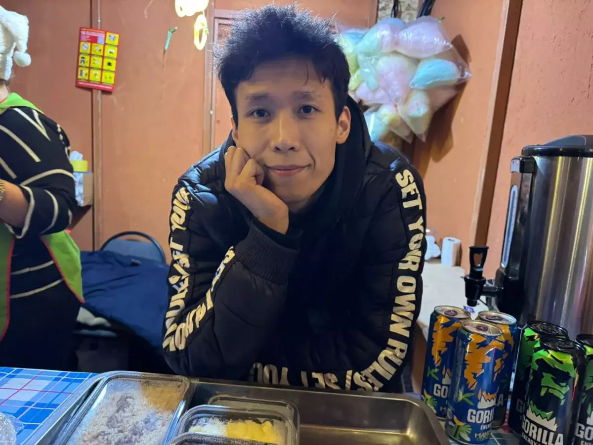 Работники новогодней ярмарки на главном концерте Алматы делятся позитивным настроением