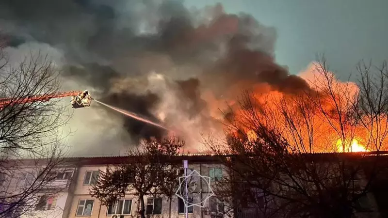 В Таразе вспыхнул пожар в пятиэтажке: эвакуированы около 100 человек