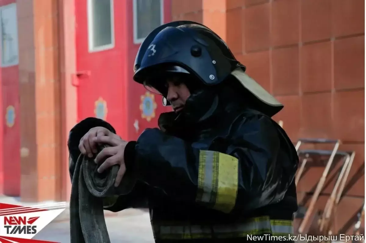 В Таразе загорелась кровля жилой пятиэтажки: жители эвакуированы