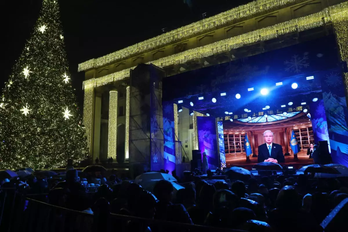 Участники главного концерта Алматы на больших экранах смотрели новогоднее выступление Президента