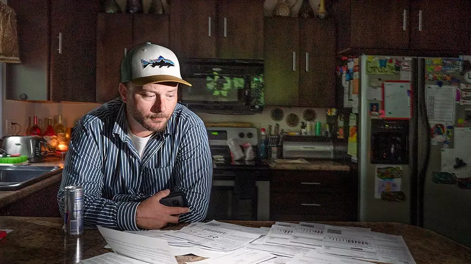 Почти половина американцев чувствуют себя финансово отстающими к концу 2025 года, показал опрос.