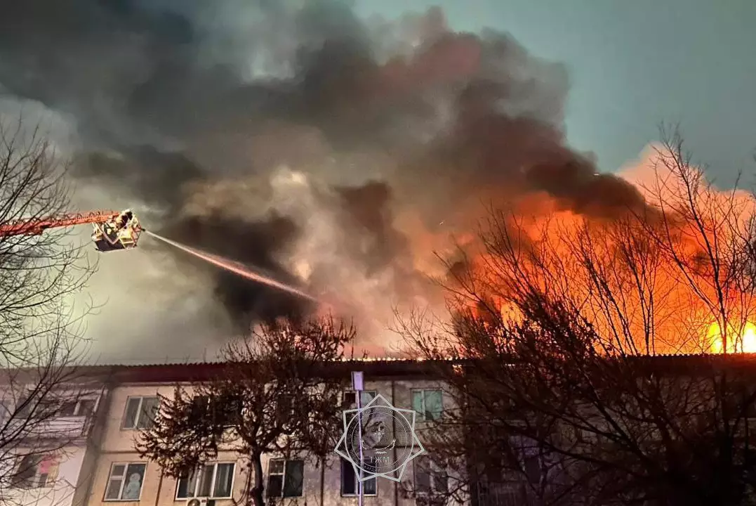 В Таразе потушили пожар на кровле пятиэтажного жилого дома, эвакуированы 100 человек