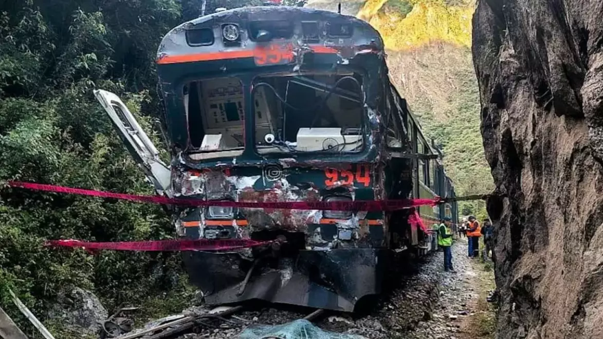 Перуде туристік пойыздар бетпе-бет соқтығысып, жүргізуші қаза тапты