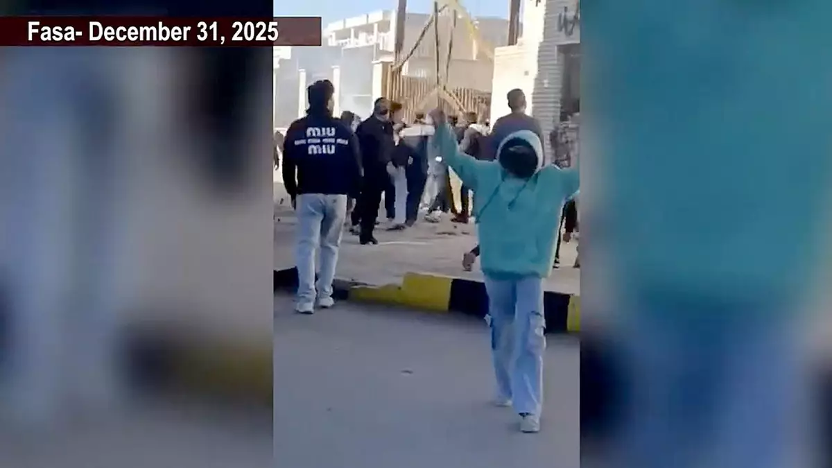 Иран парализован: протестующие штурмуют здание губернатора, толпа скандирует "Смерть Хаменеи".