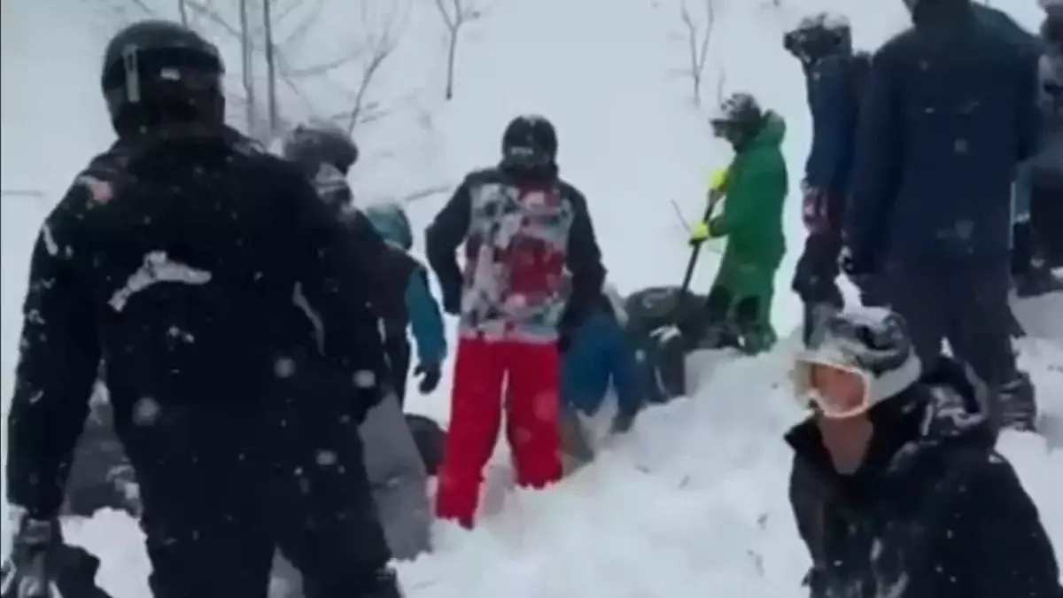 Откапывали туристы: снежная лавина накрыла 10-летнюю девочку и ее отца в Сочи