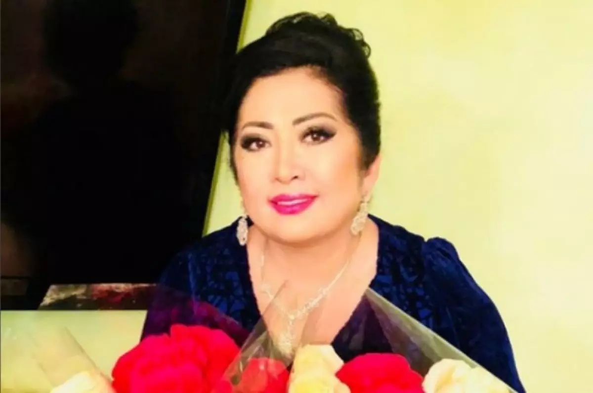 Ерке Есмахан Мақпал Жүнісоваға ерекше сыйлық жасады (ВИДЕО)