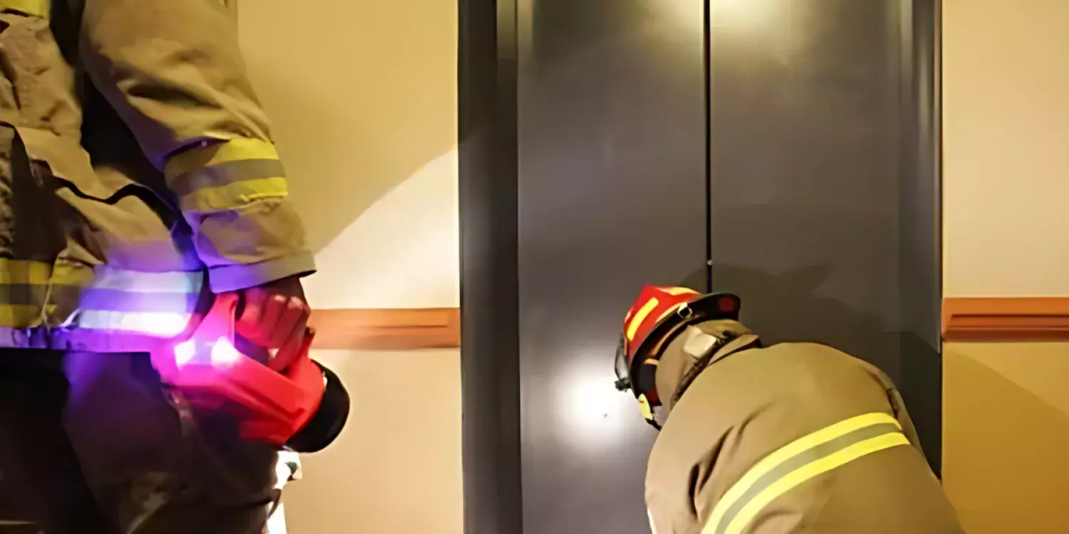 Астанада 11 адам лифт ішінде қамалып қалды (ВИДЕО)