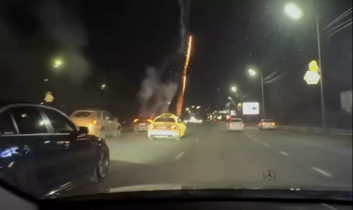 Алматыда көліктен отшашу атқылаған блогердің видеосы талқыға түсті