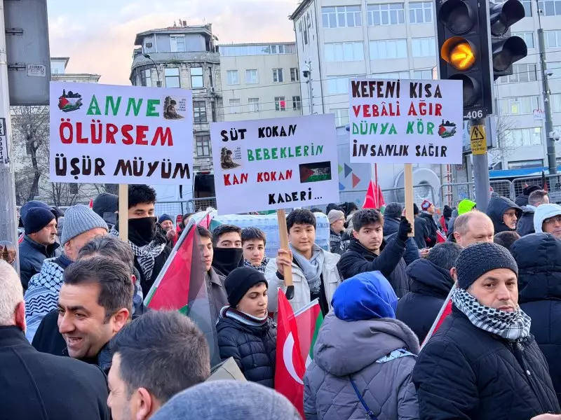 Полмиллиона человек на морозе: Стамбул встретил Новый год маршем солидарности Палестине