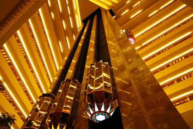 Жаңа жыл түнінде Аяз атамен бірге 11 адам лифтте қамалып қалған