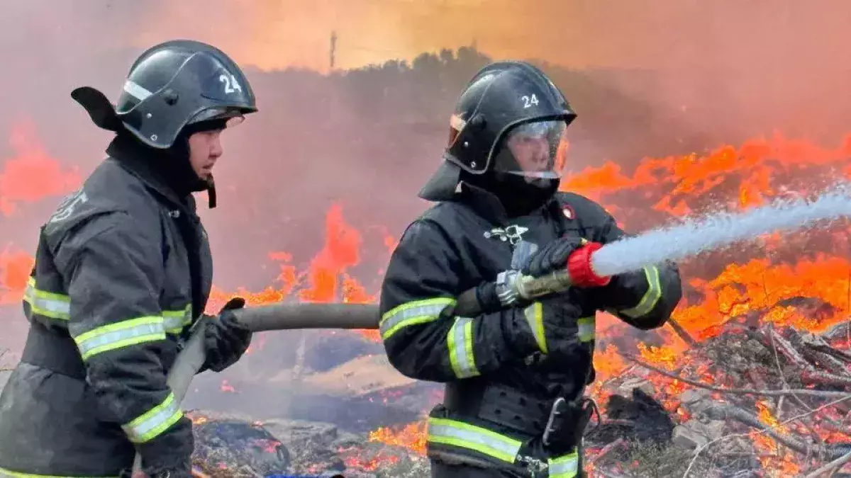 Пожарные эвакуировали 100 человек во время пожара в Таразе в канун Нового года.