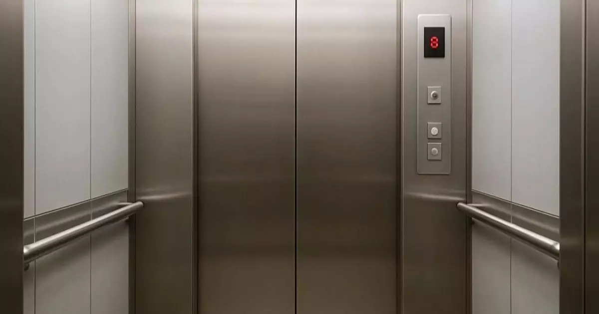  Астанада кеше түнде «Аяз атамен» қоса 11 адам лифтте қамалып қалды 