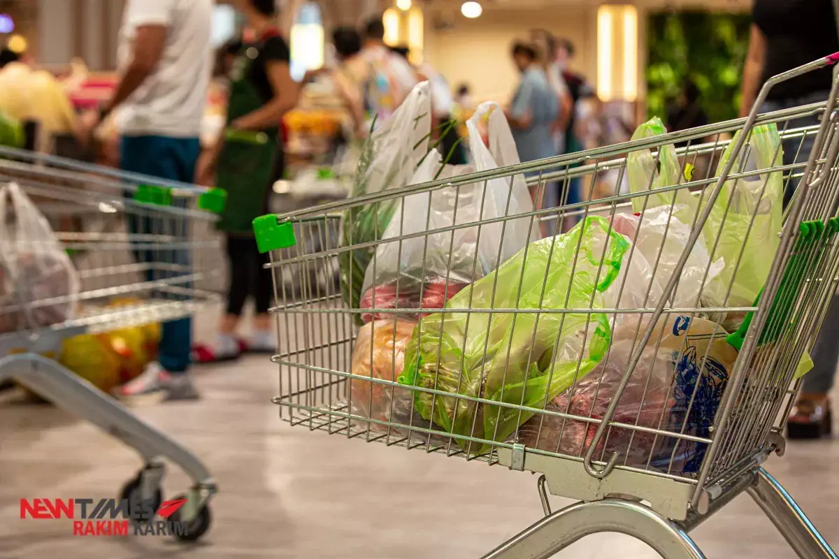 Глава Минторговли проверил магазины столицы с утра в первый день года