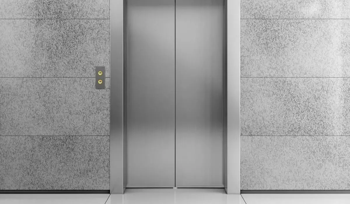 Застрявших в новогоднюю ночь в лифте людей спасли в Астане (ВИДЕО)