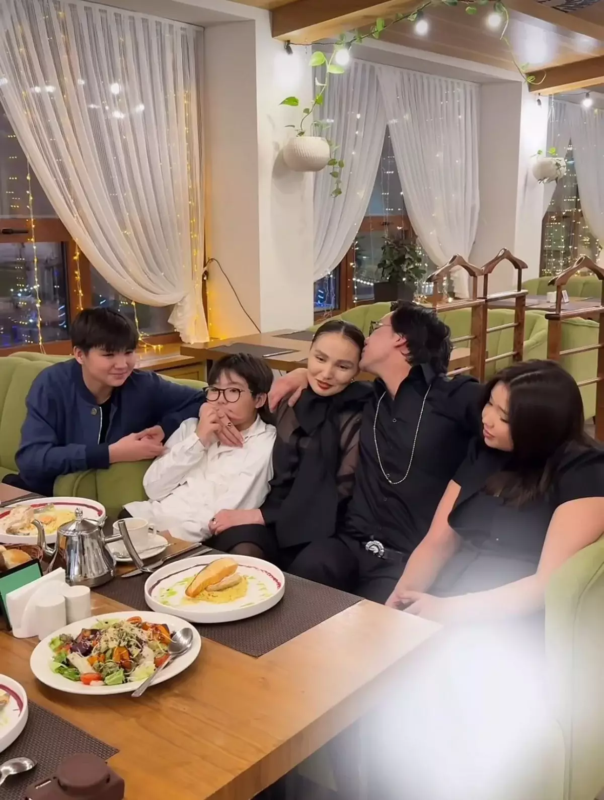 Жұлдыз Әбдікәрімова мен Қайрат Нұртас жаңа жылды бірге қарсы алды