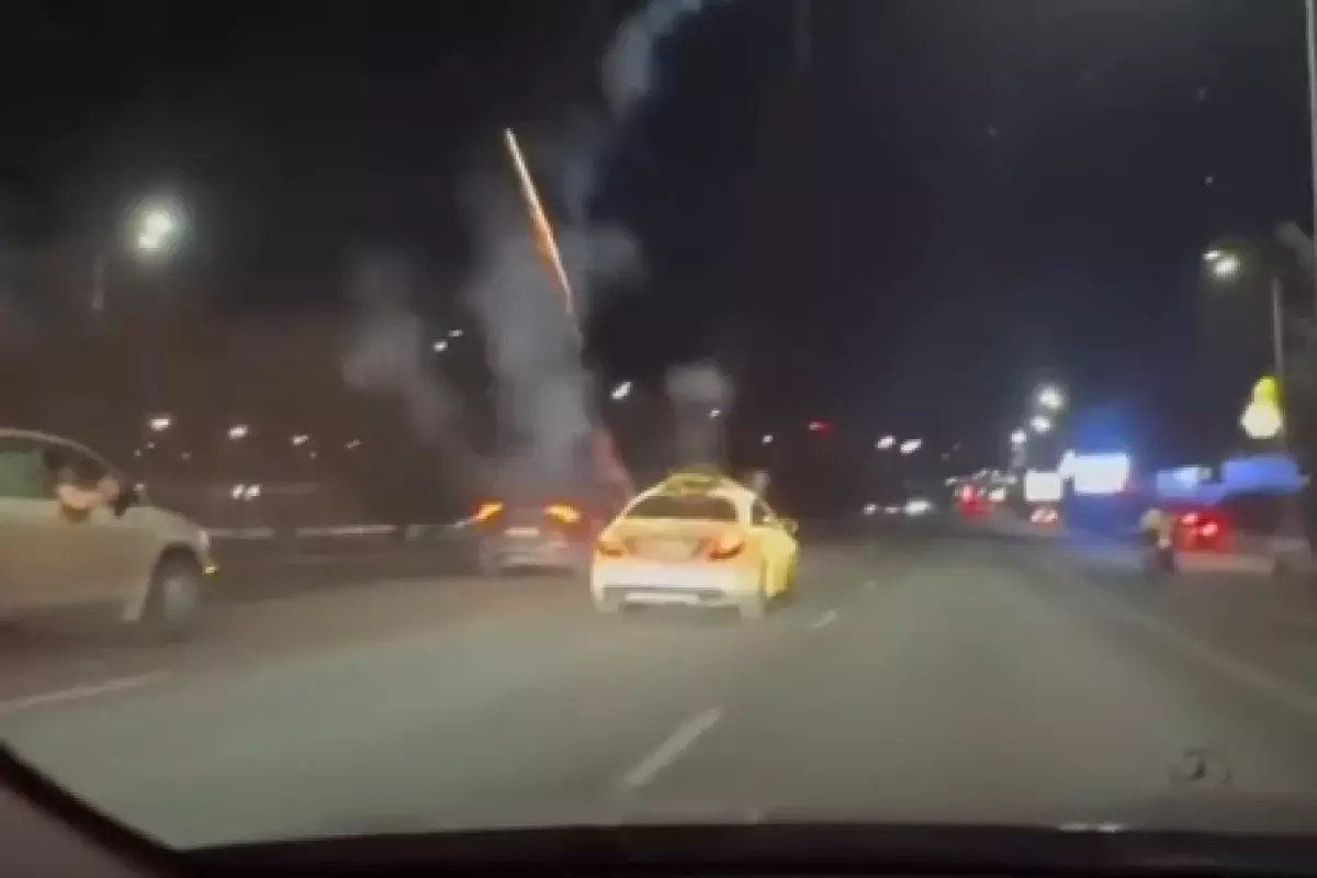 В Алматы водитель запускал салюты из движущегося авто