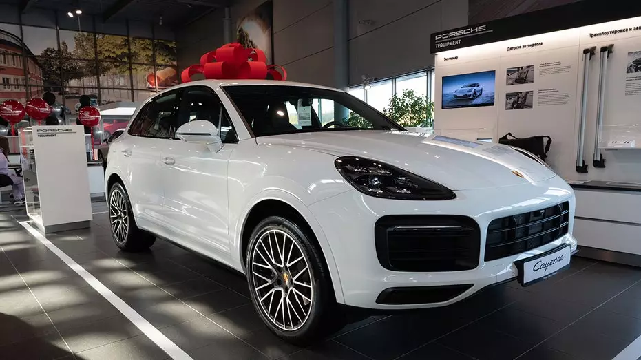 Люксовый автопроизводитель отзывает в США более 173 000 автомобилей из-за проблемы с камерой заднего вида.