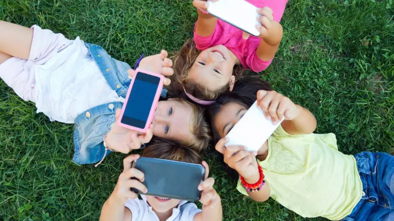 Францияда балаларға әлеуметтік желілерге тыйым салу қарастырылуда