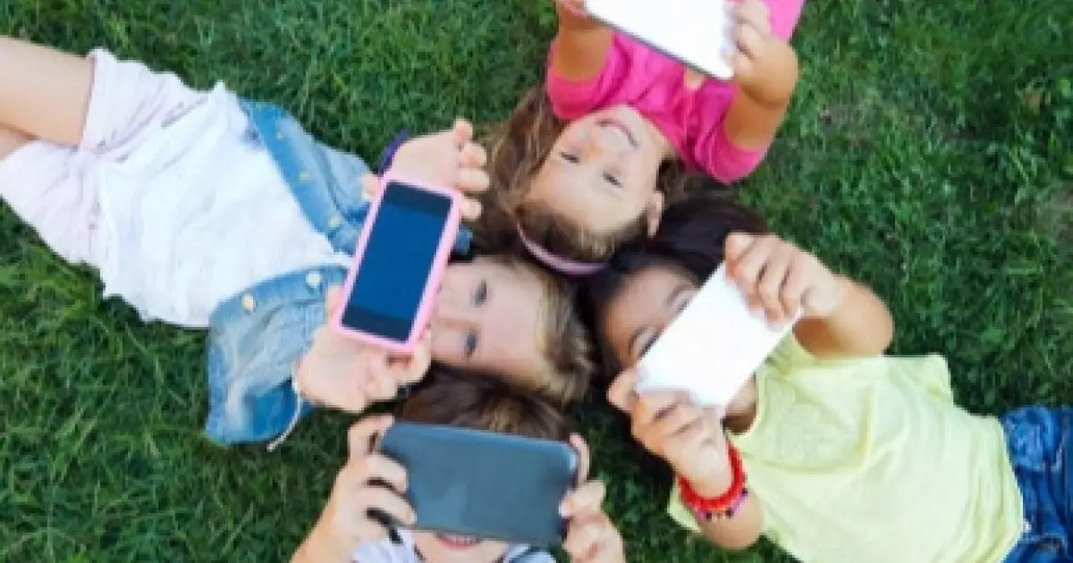  Францияда балаларға әлеуметтік желілерге тыйым салу қарастырылып жатыр 