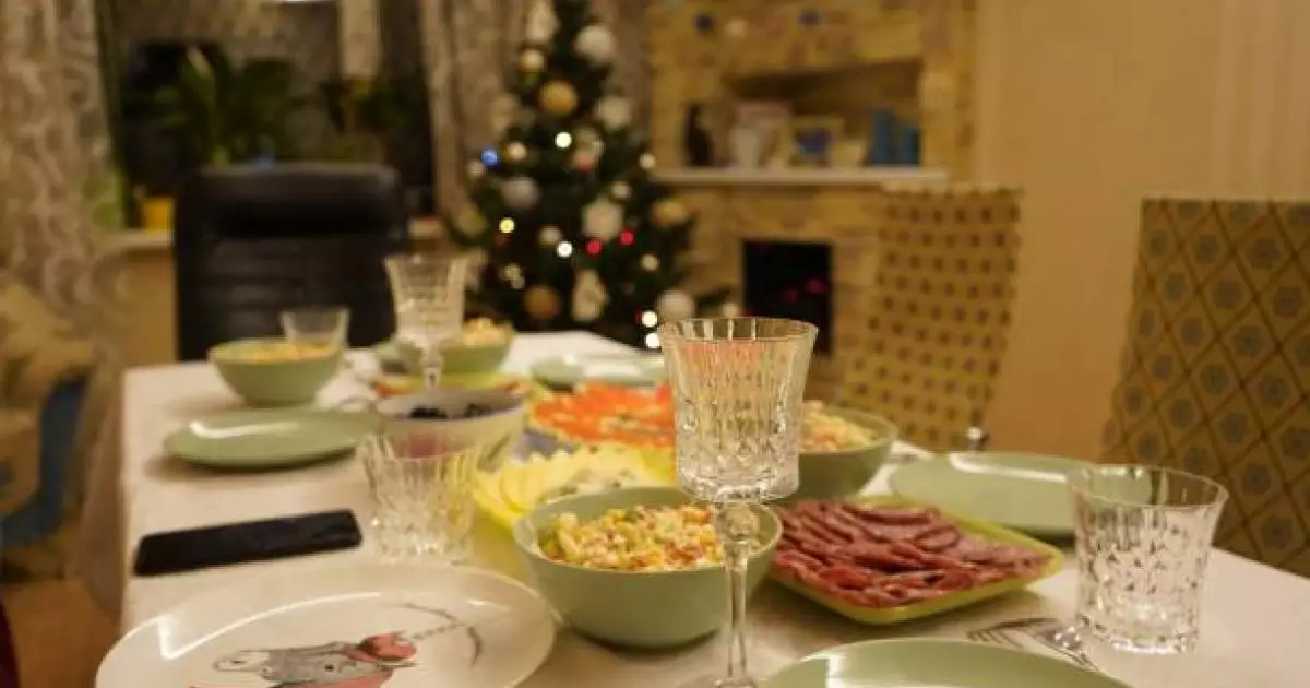  Жаңа жыл дастарханынан қалған қандай тағамды ертеңіне жеуге болмайды 