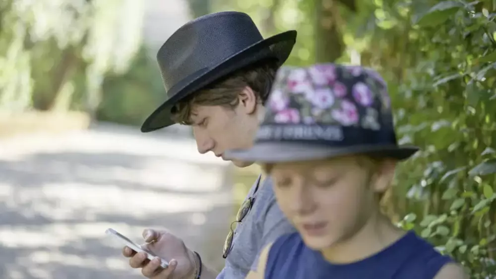 Франция балаларға әлеуметтік желілерді пайдалануға тыйым салуы мүмкін