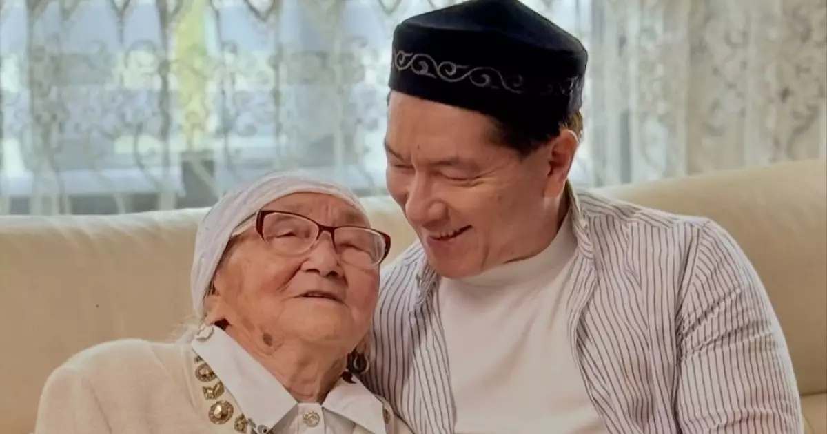  `Анаңдай қамқор бар ма екен?` – Сәкен Майғазиев анасы туралы жан тебірентерлік жазба жариялады (ФОТО) 