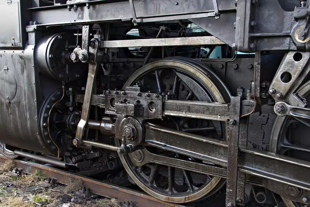 Автомобиль столкнулся с тепловозом: водитель получила травму