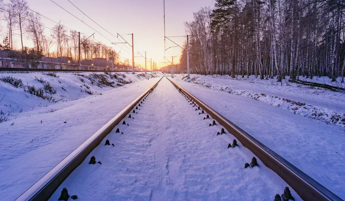 Легковой автомобиль столкнулся с тепловозом на переезде в Актау