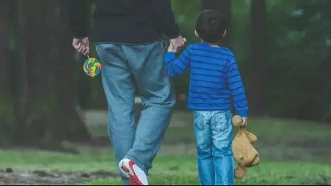 «20 жыл бұрын ұрланып, басқа отбасыға сатылған» - Туған ата-анасымен қауышқан баланың оқиғасы мәлім болды